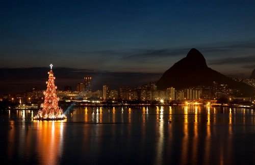 Najviša plutajuća jelka sija u Riu!
