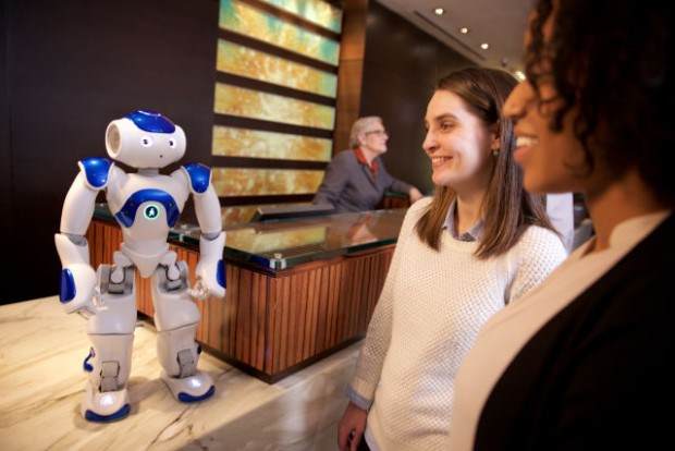 Robot zabavlja ali i asistira gostima Hiltona