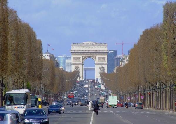Pešačka zona na pariskoj aveniji